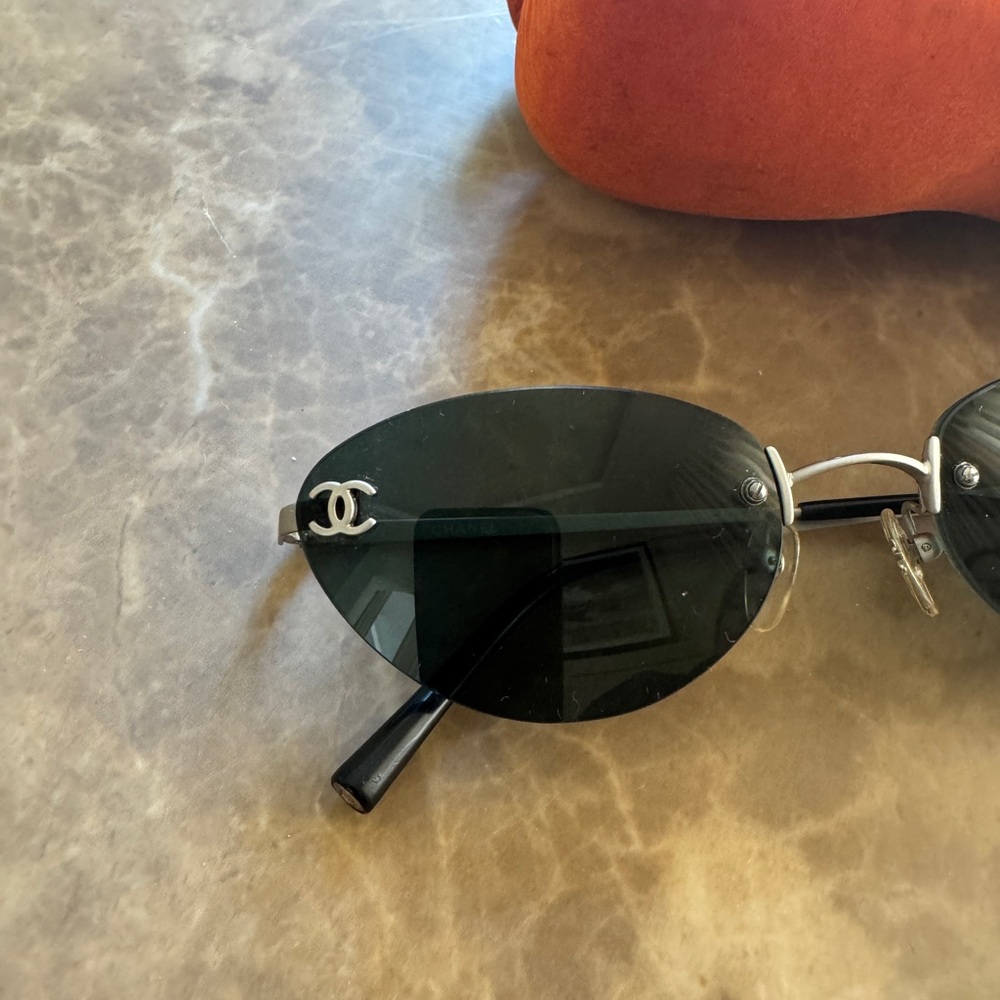 CHANEL vintage black cat eye sunglasses - Picture 2 of 5